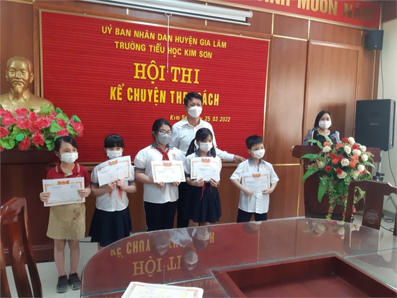 Thầy Hiệu trưởng Nguyễn Đắc Yên trao phần thưởng cho các học sinh đạt giải trong Hội thi Kể chuyện theo sách